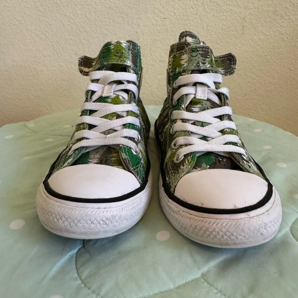 Converse Brown Bear and Trees Pattern Sneakers Kids size 3